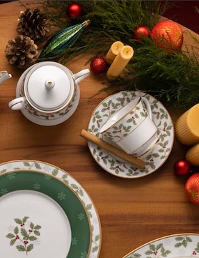 Taza navideña té Noritake Holly & Berry
